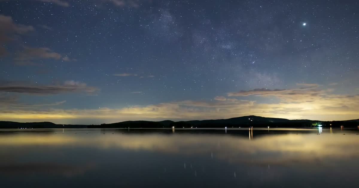 夜湖 Night Lake