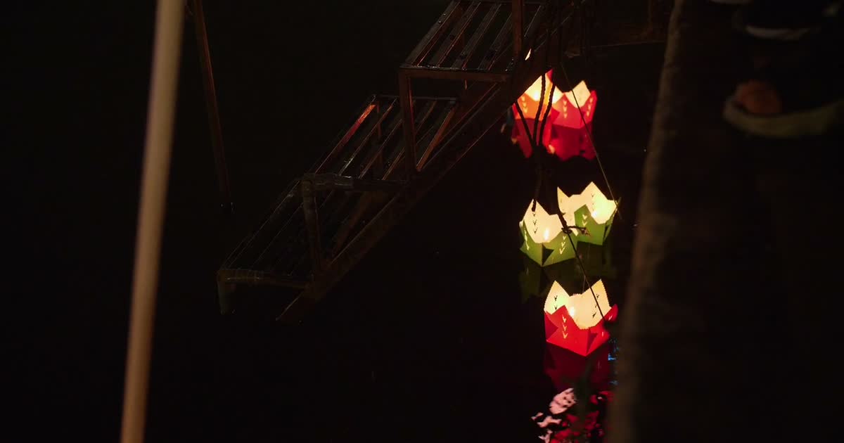 水灯 Floating Lanterns